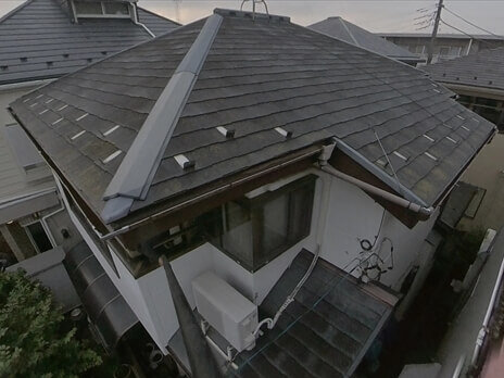 屋根の状況はベランダから長い自撮り棒を伸ばしてチェックしています。